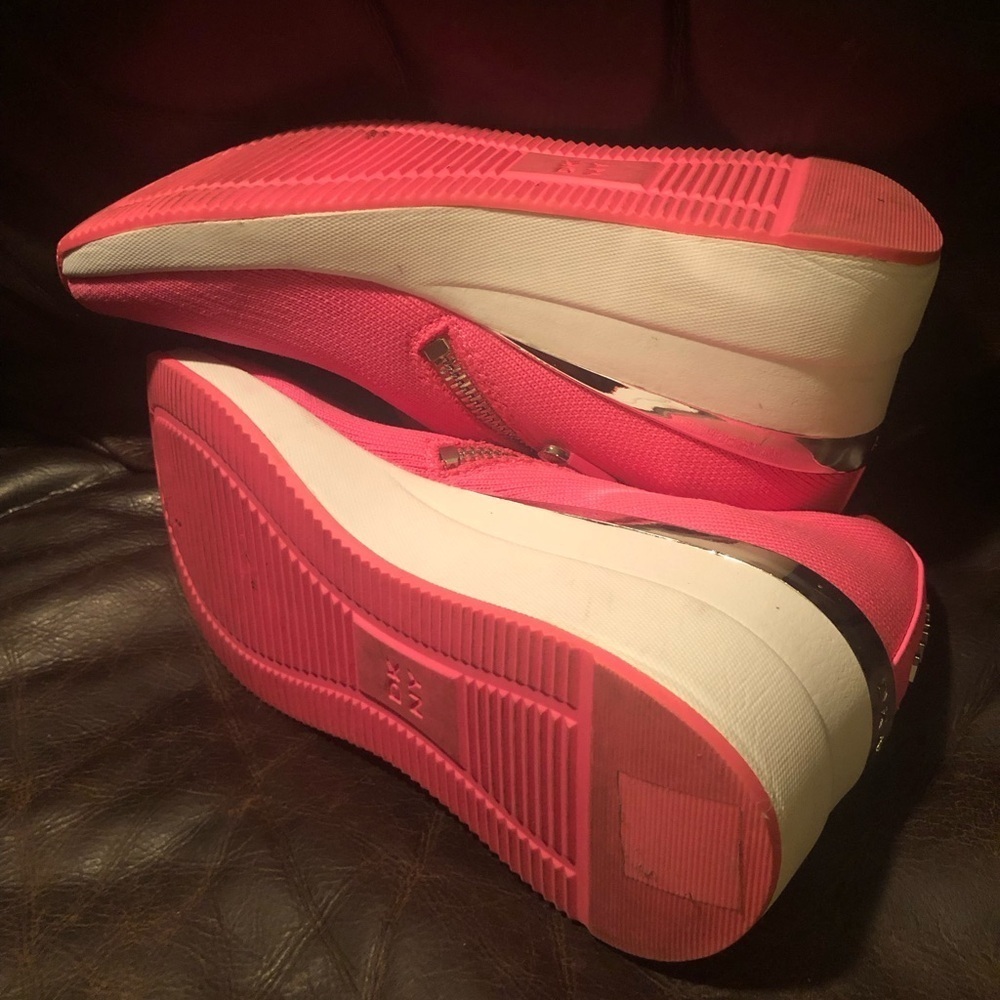 DKNY Hot Pink Wedge Sneakers, Women's Size 6 Light tread wear Zippered - Picture 7 of 7